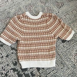 Women’s shirt sleeve knit top